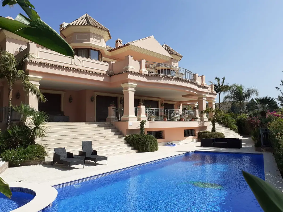 Detached Villa for sale in Estepona — photo 1