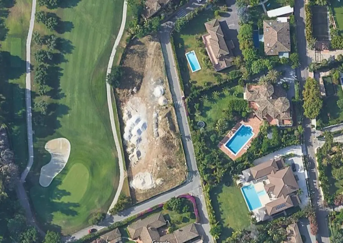 Land for sale in Guadalmina Baja — photo 1