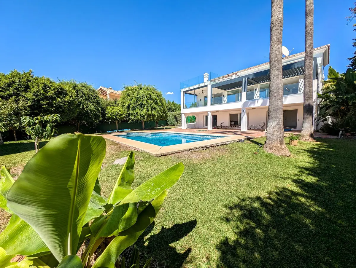 Detached Villa for sale in Nueva Andalucía — photo 1