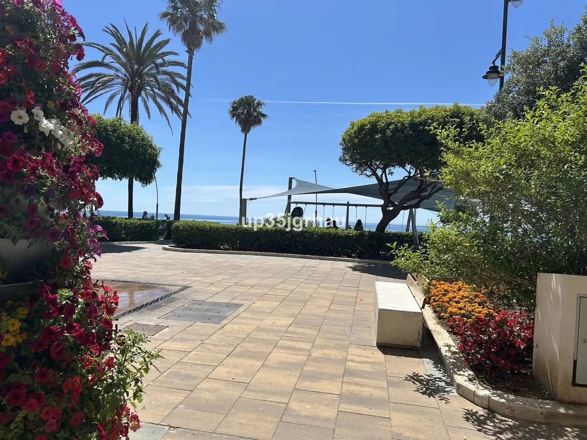 Middle Floor Apartment for sale in Estepona — photo 1