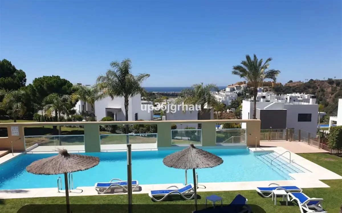 Middle Floor Apartment for sale in Estepona — photo 1