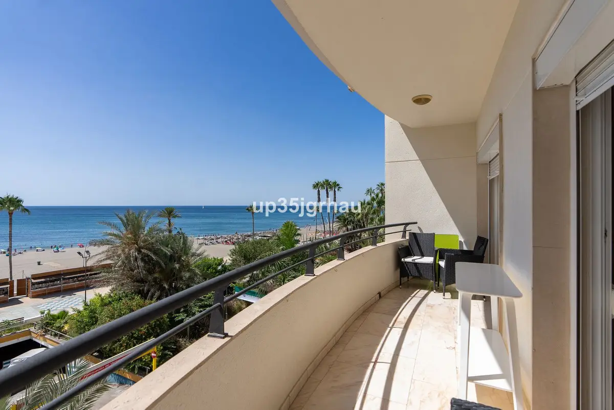Middle Floor Apartment for sale in Estepona — photo 1
