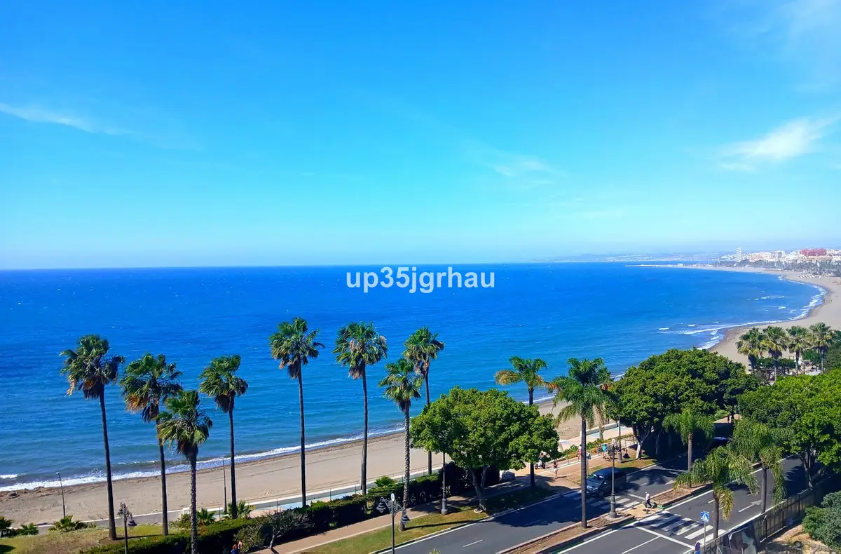 Middle Floor Apartment for sale in Estepona — photo 1