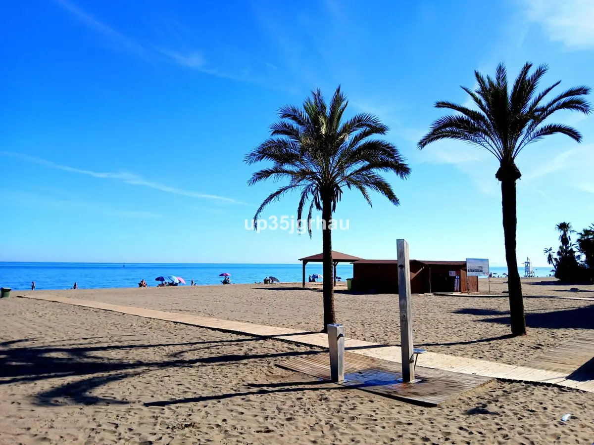 Middle Floor Apartment for sale in Estepona — photo 1