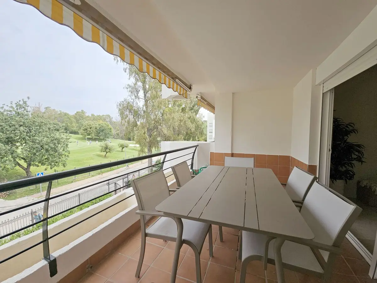 Middle Floor Apartment for sale in Guadalmina Alta — photo 1