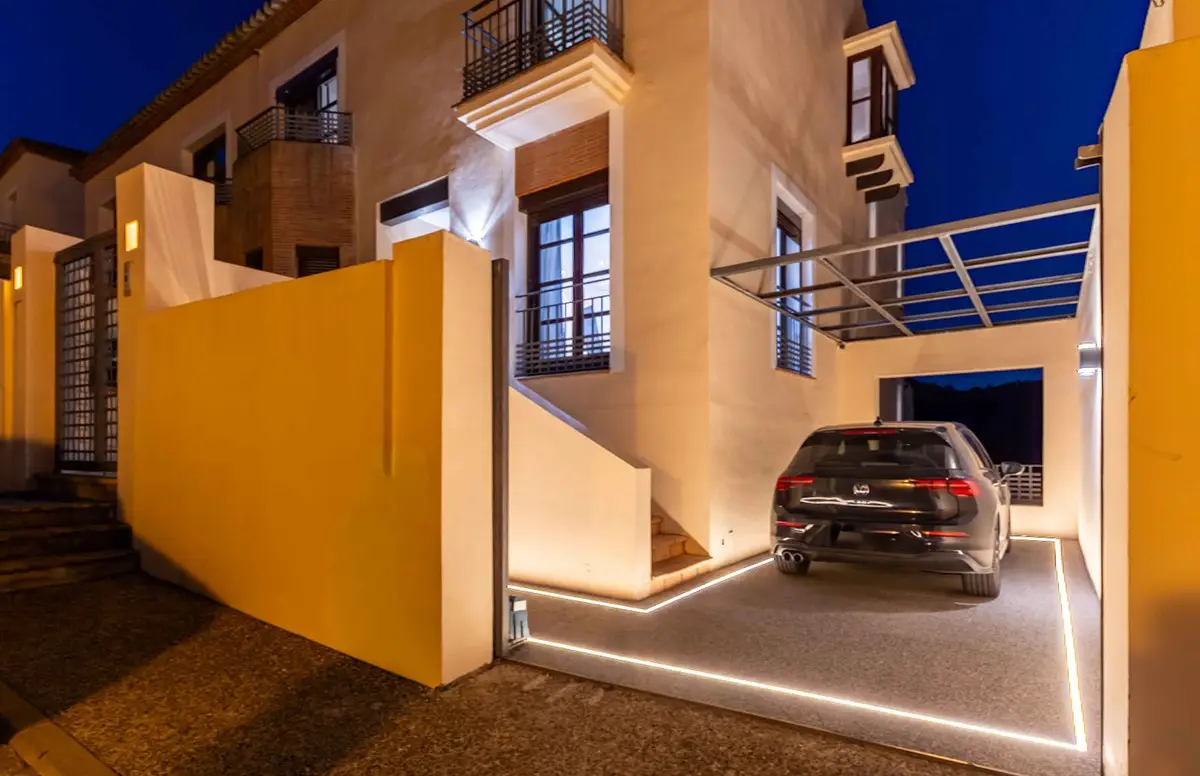 Townhouse for sale in Benahavís — photo 1