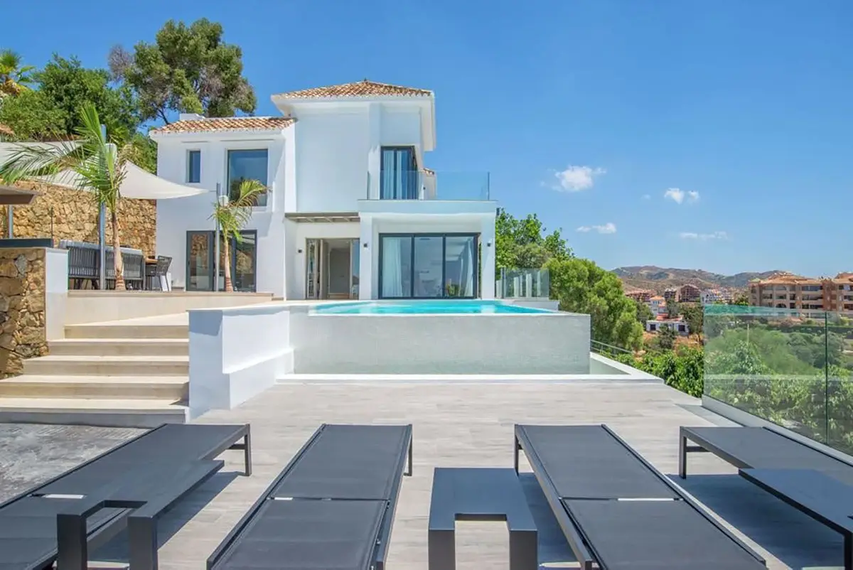 Detached Villa for sale in Elviria — photo 1