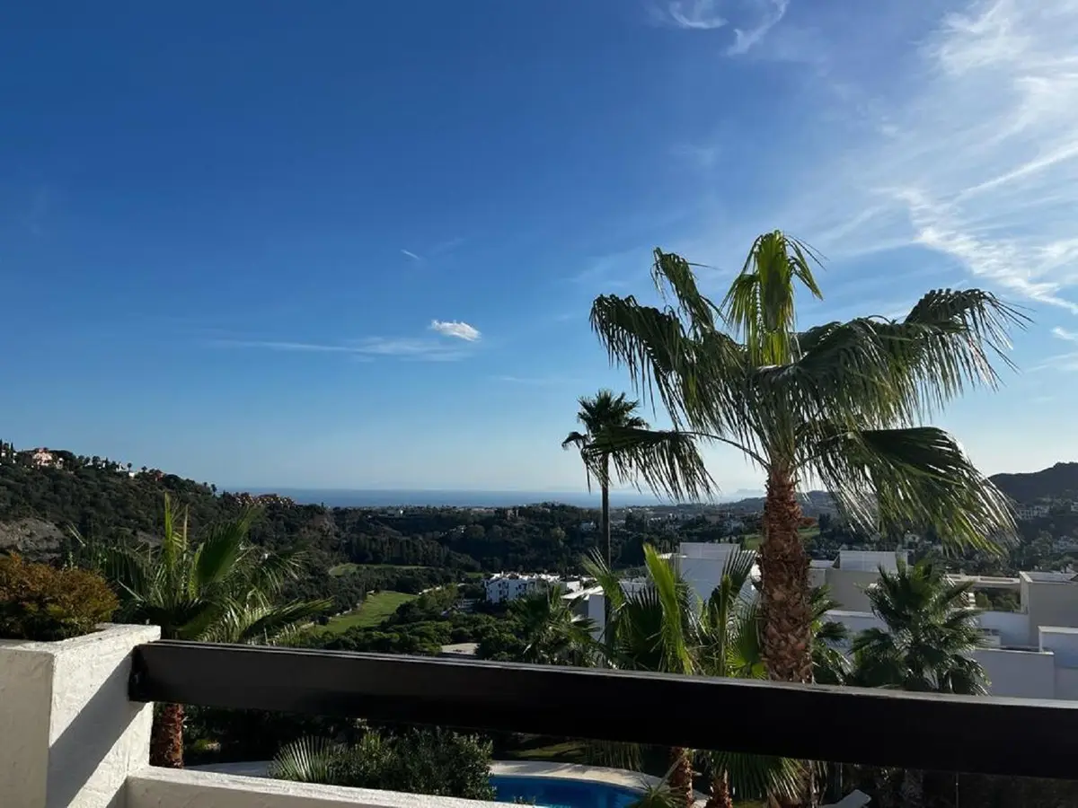 Middle Floor Apartment for sale in Benahavís — photo 1