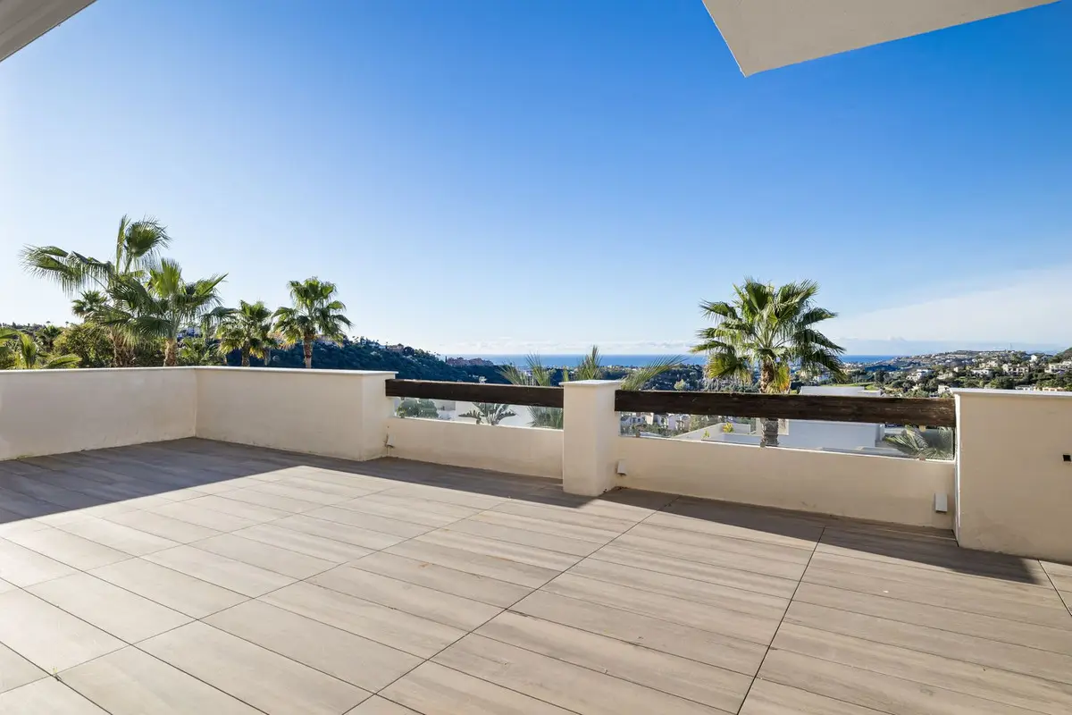 Middle Floor Apartment for sale in Benahavís — photo 1