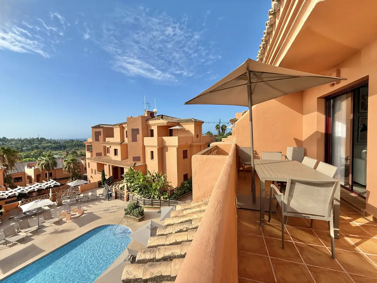 Middle Floor Apartment for sale in Benahavís — photo 1