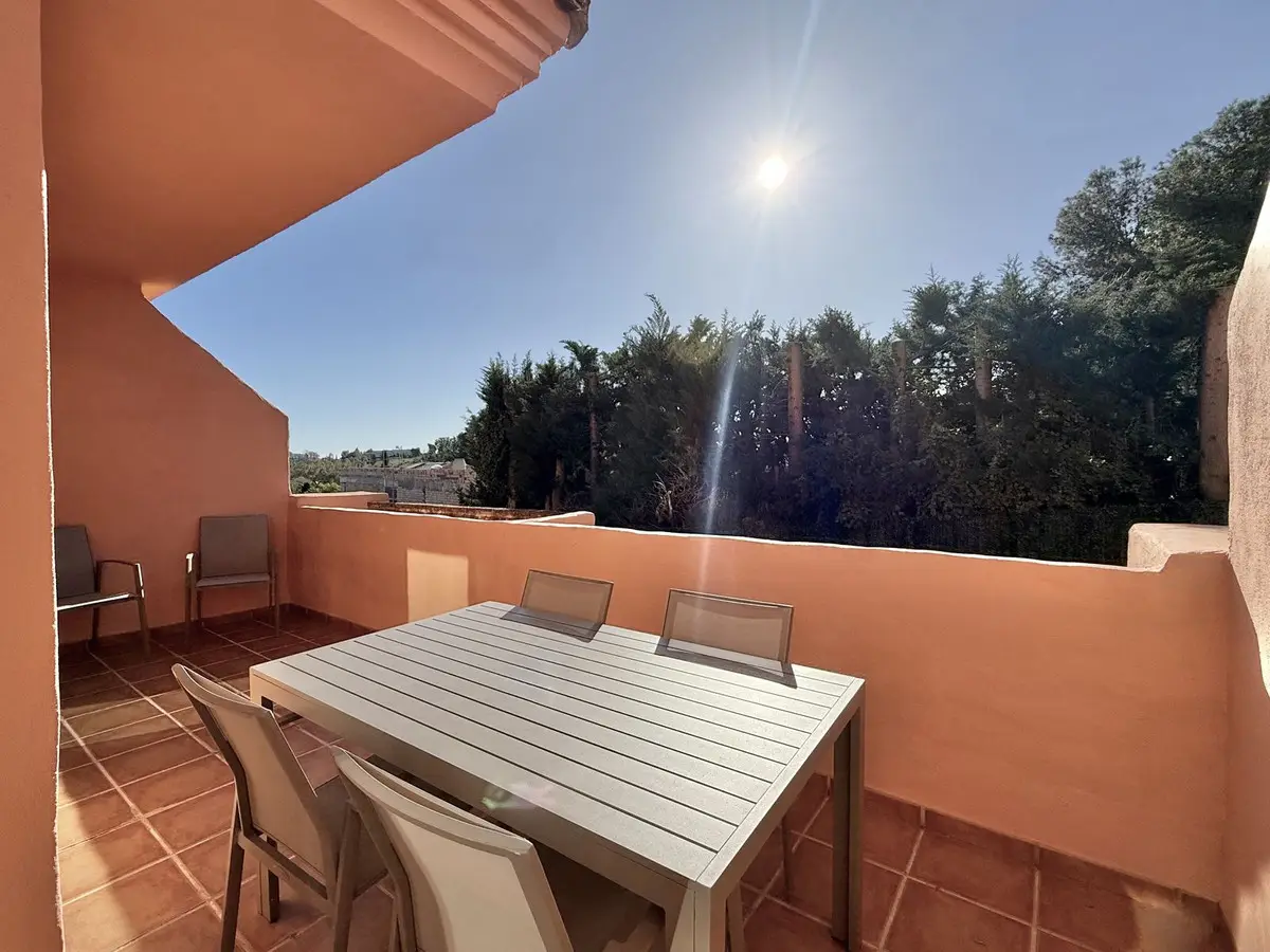 Middle Floor Apartment for sale in Benahavís — photo 1