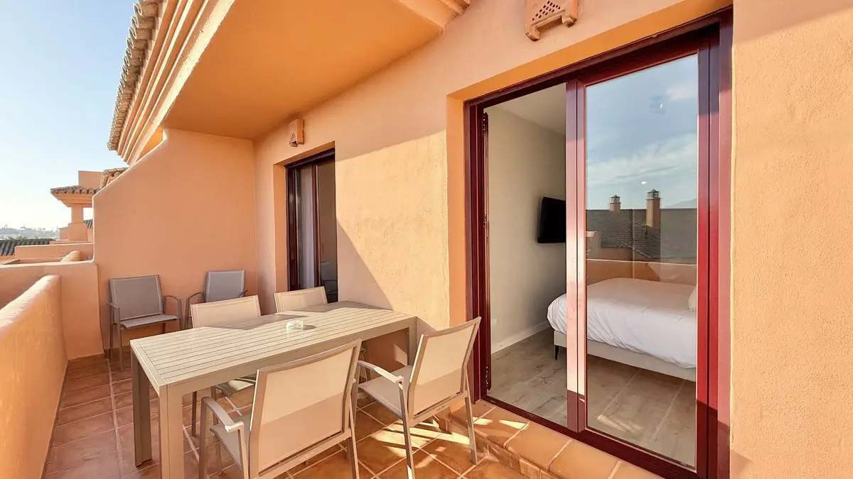 Middle Floor Apartment for sale in Benahavís — photo 1