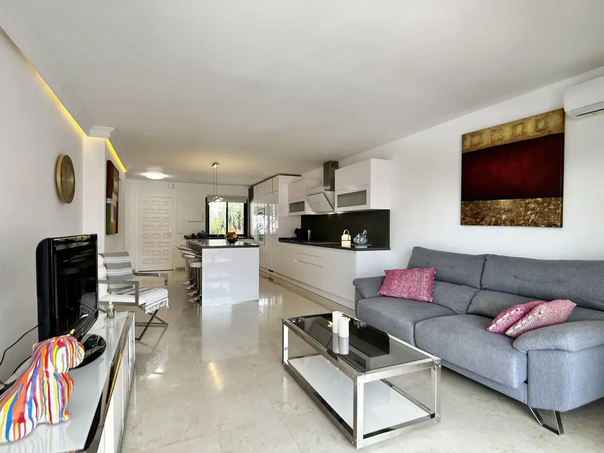 Middle Floor Apartment for sale in Nueva Andalucía — photo 1