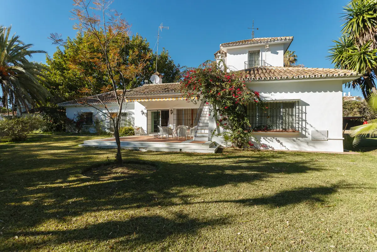 Detached Villa for sale in Guadalmina Baja — photo 1