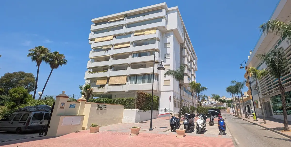Middle Floor Apartment for sale in Fuengirola — photo 1