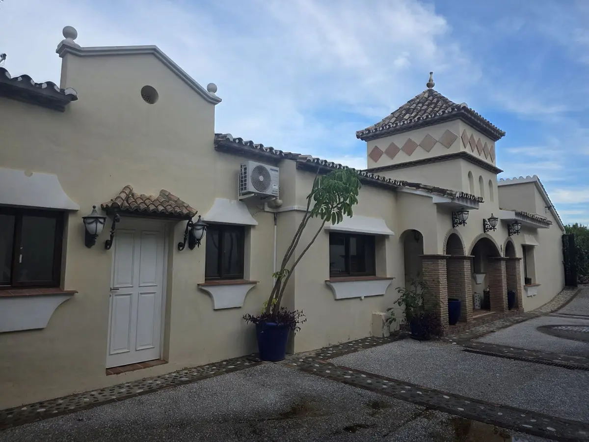 Detached Villa for sale in El Paraiso — photo 1