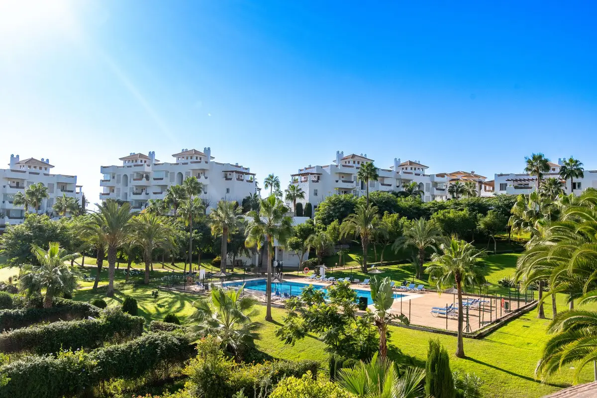 Middle Floor Apartment for sale in Estepona — photo 1