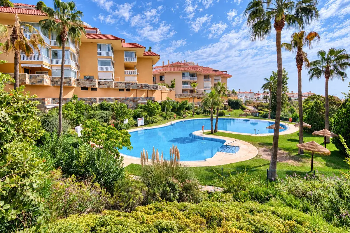 Middle Floor Apartment for sale in Fuengirola — photo 1