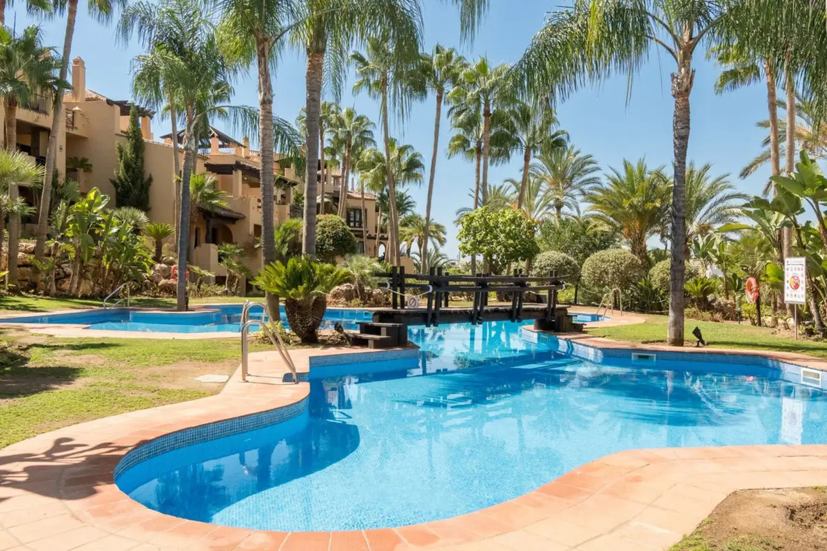 Middle Floor Apartment for sale in Estepona — photo 1