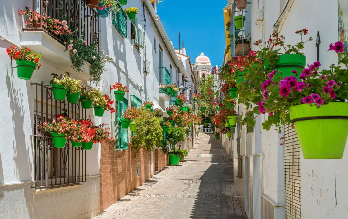 Middle Floor Apartment for sale in Estepona — photo 1