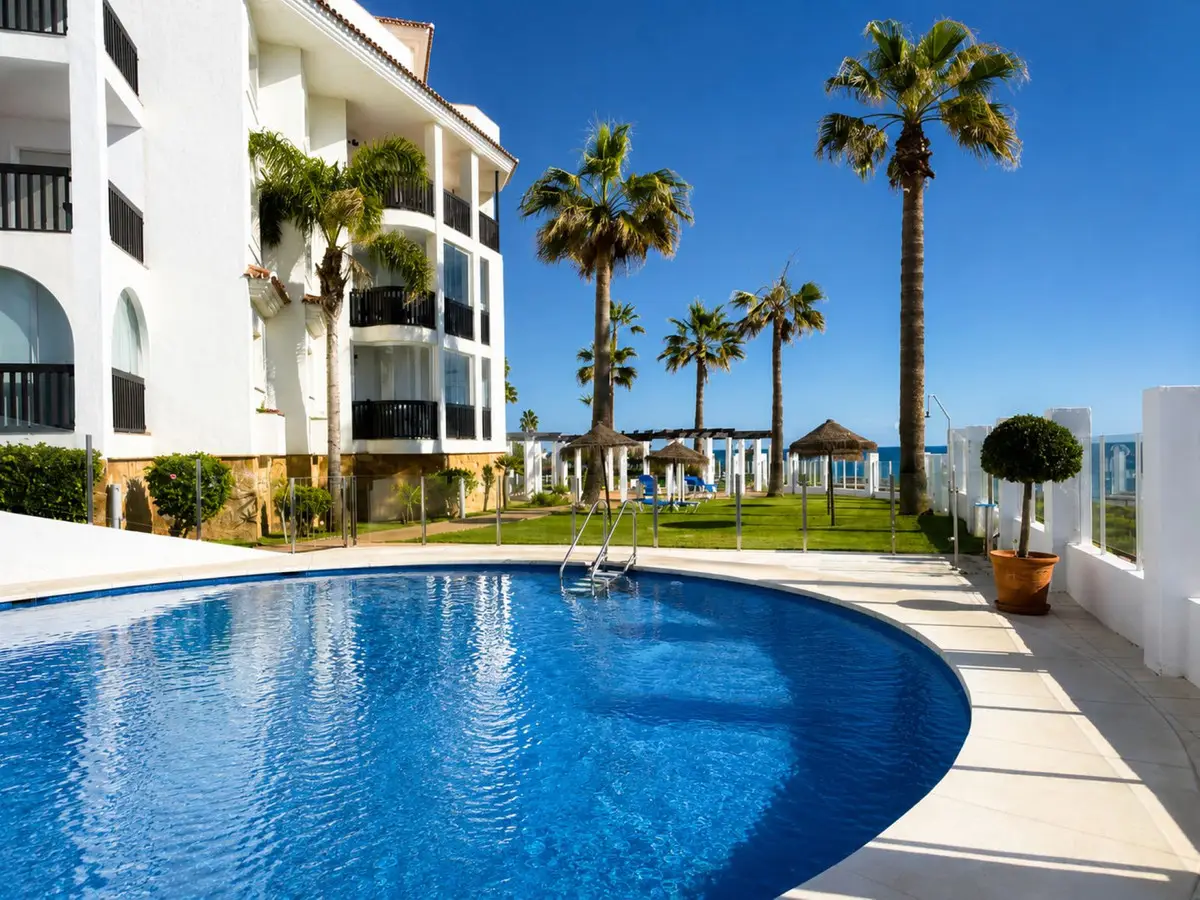 Middle Floor Apartment for sale in Calahonda — photo 1