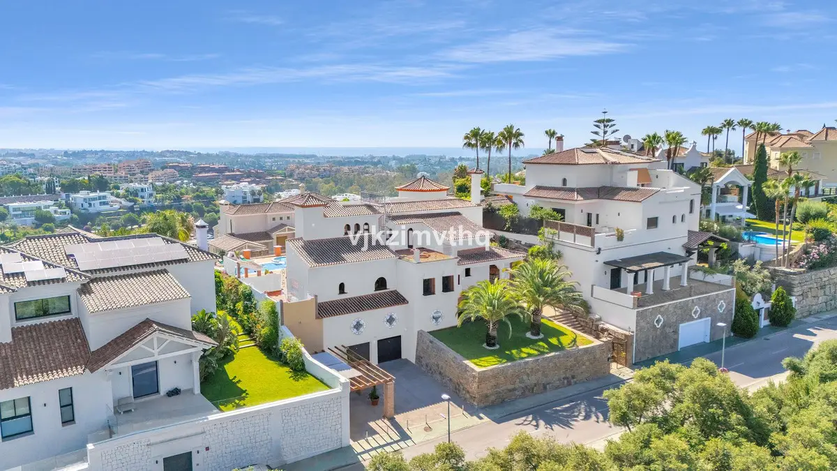 Detached Villa for sale in Benahavís — photo 1