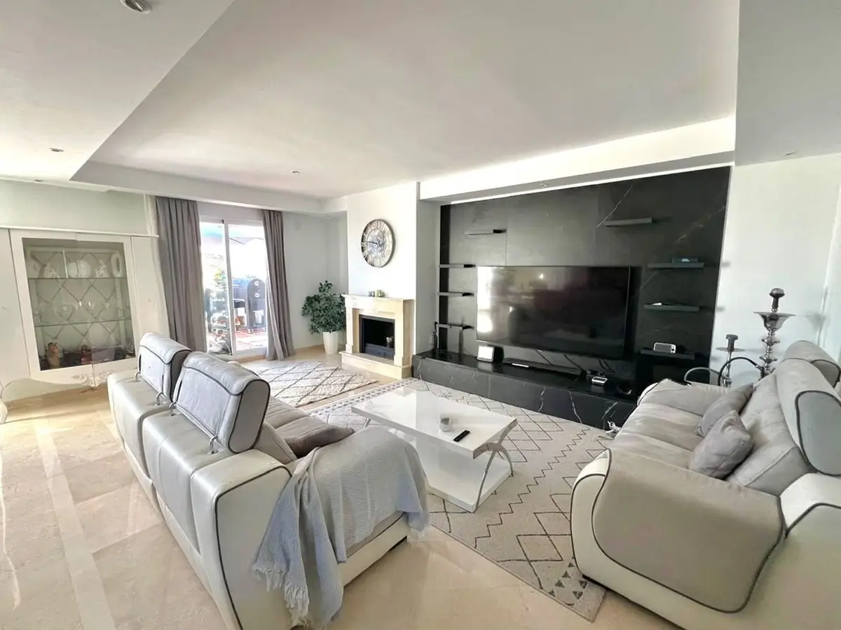 Middle Floor Apartment for sale in Nueva Andalucía — photo 1
