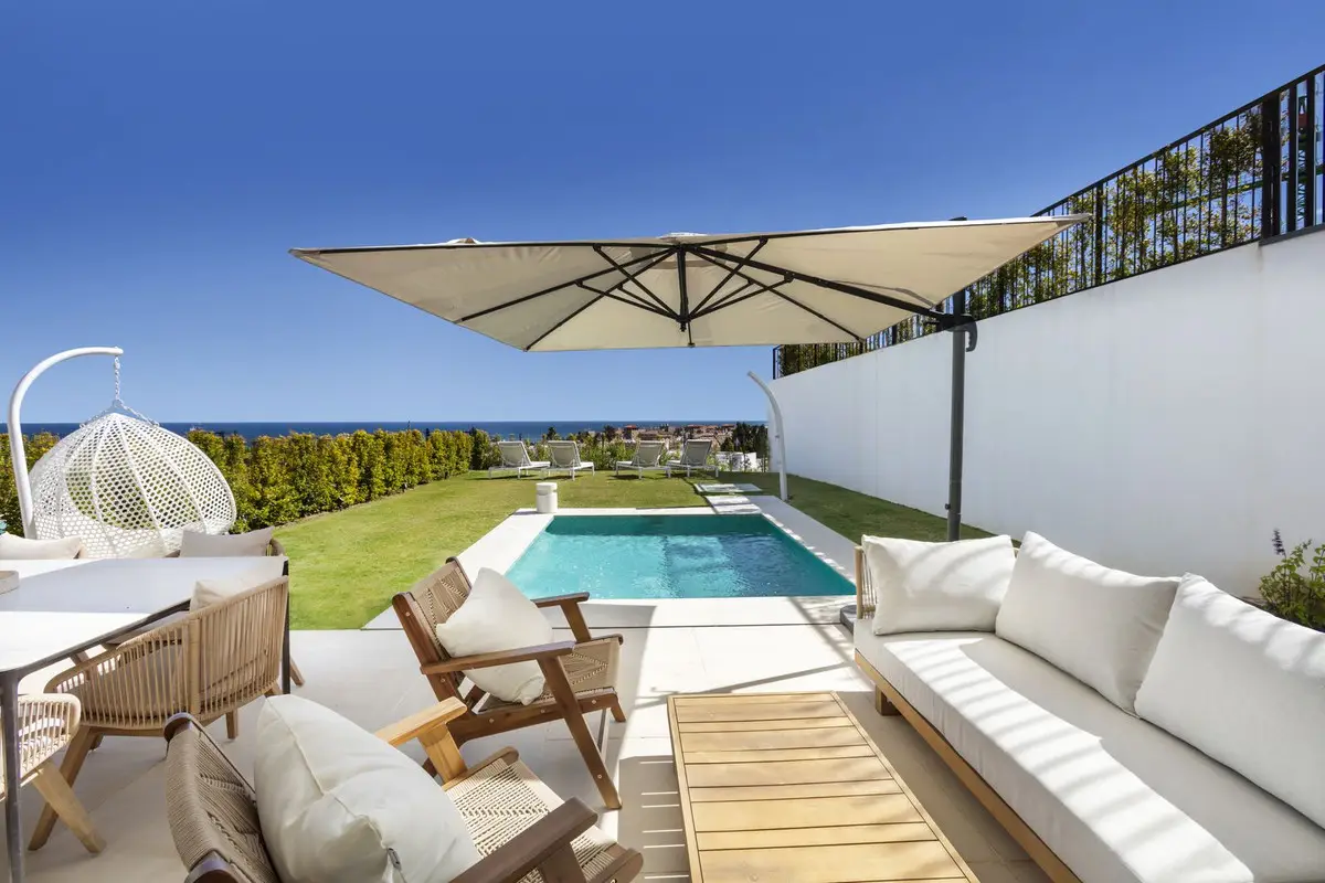 Townhouse for sale in Estepona — photo 1