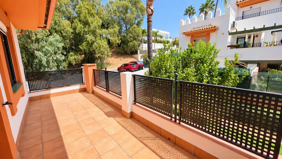 Middle Floor Apartment for sale in Estepona — photo 1