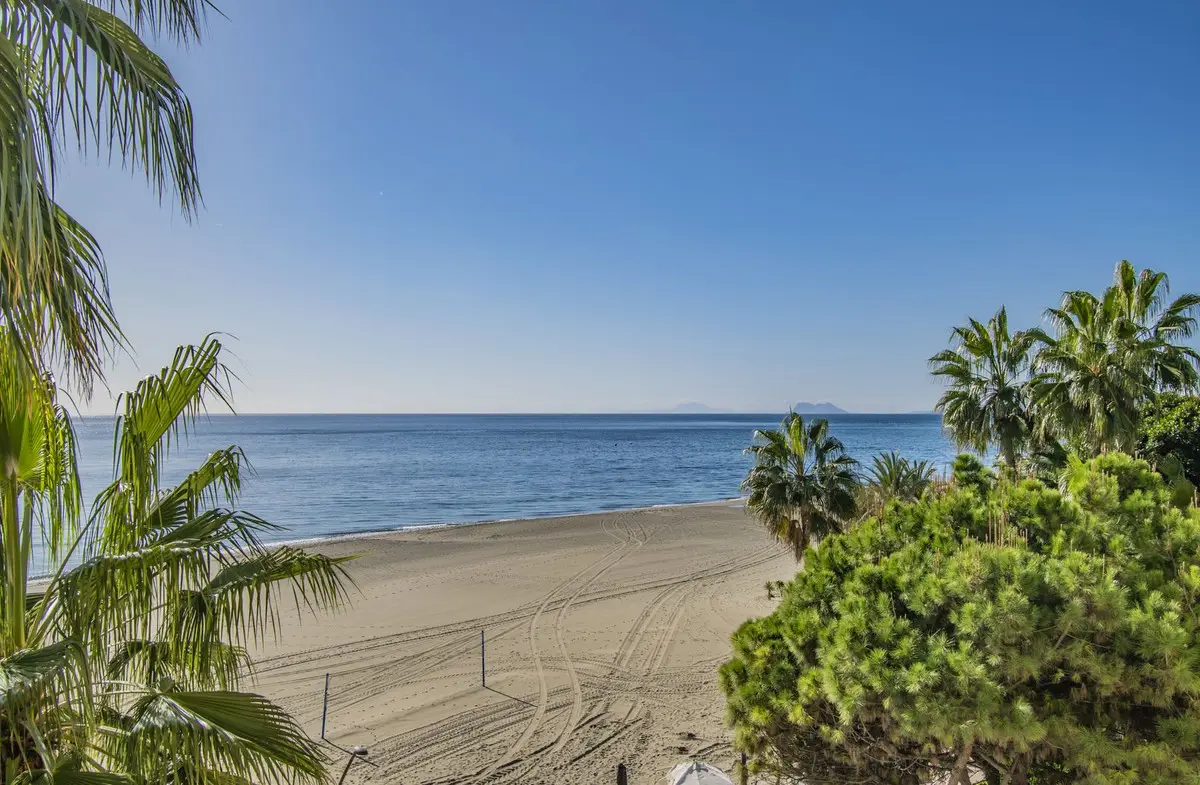 Middle Floor Apartment for sale in Estepona — photo 1