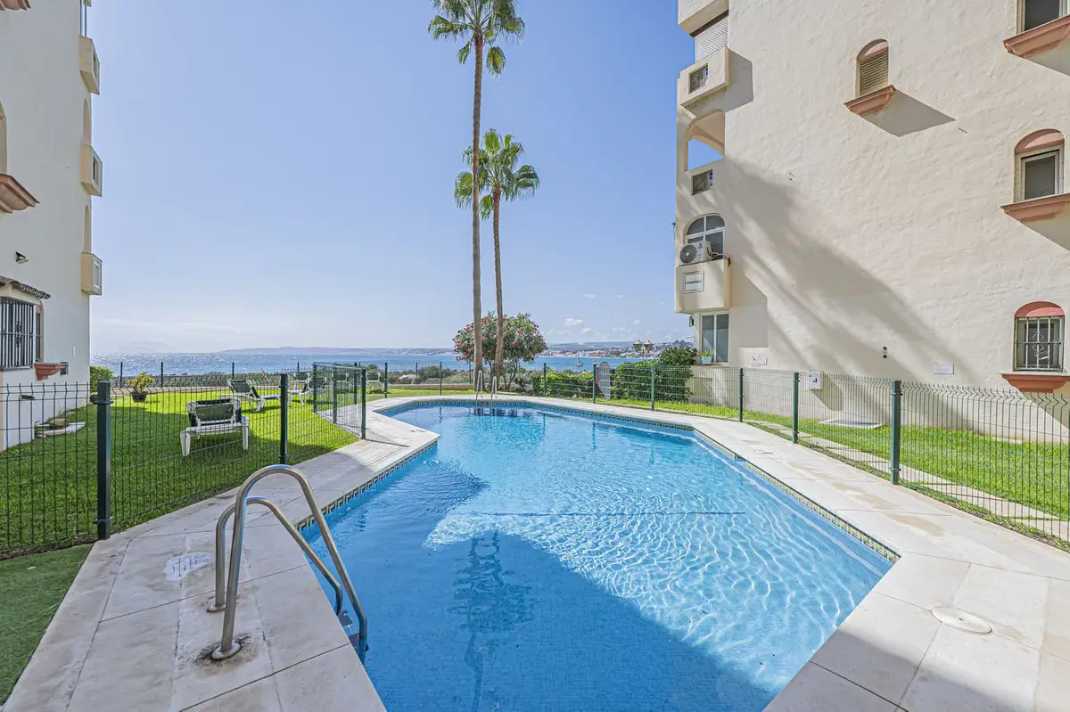 Middle Floor Apartment for sale in Estepona — photo 1