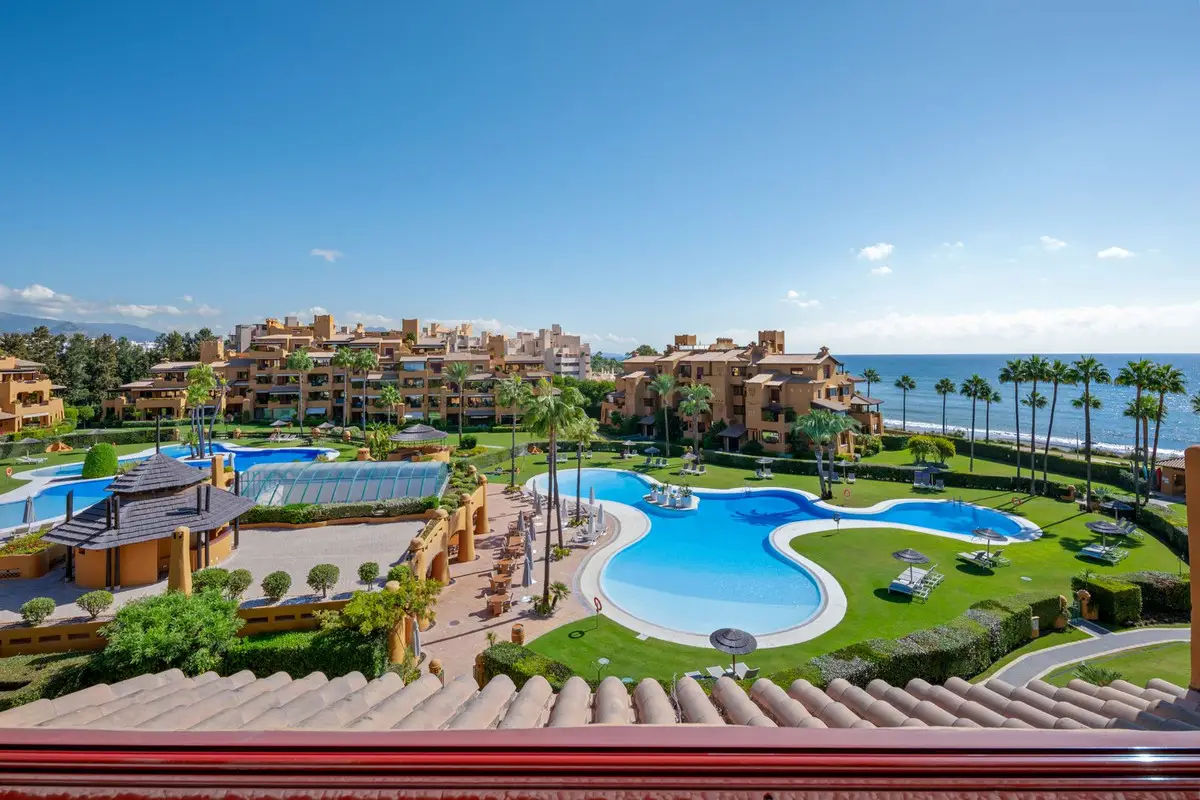 Middle Floor Apartment for sale in Estepona — photo 1