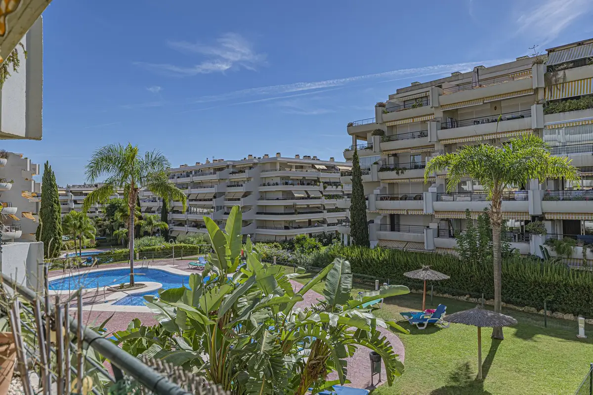 Middle Floor Apartment for sale in Guadalmina Alta — photo 1