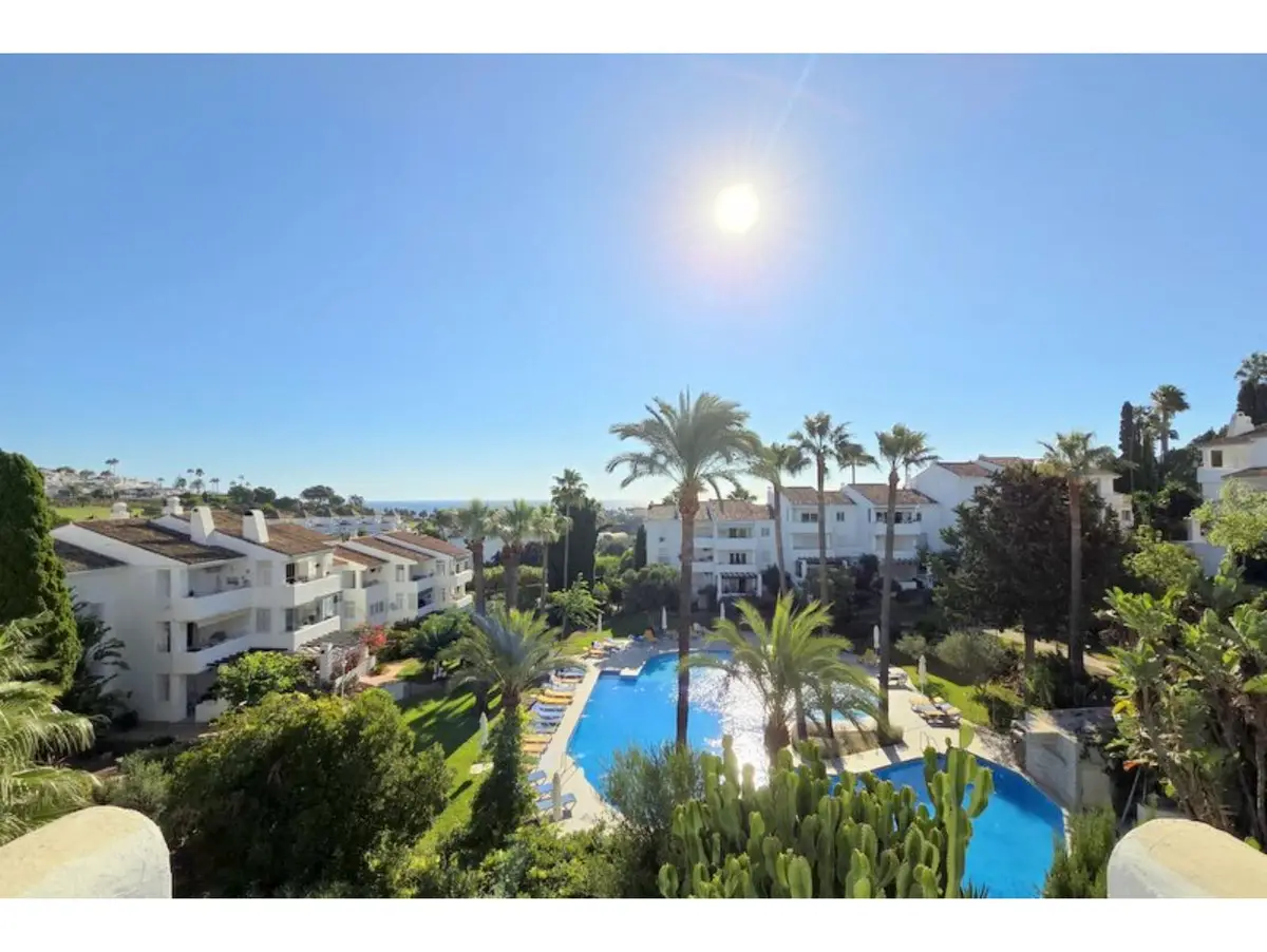 Middle Floor Apartment for sale in La Duquesa — photo 1