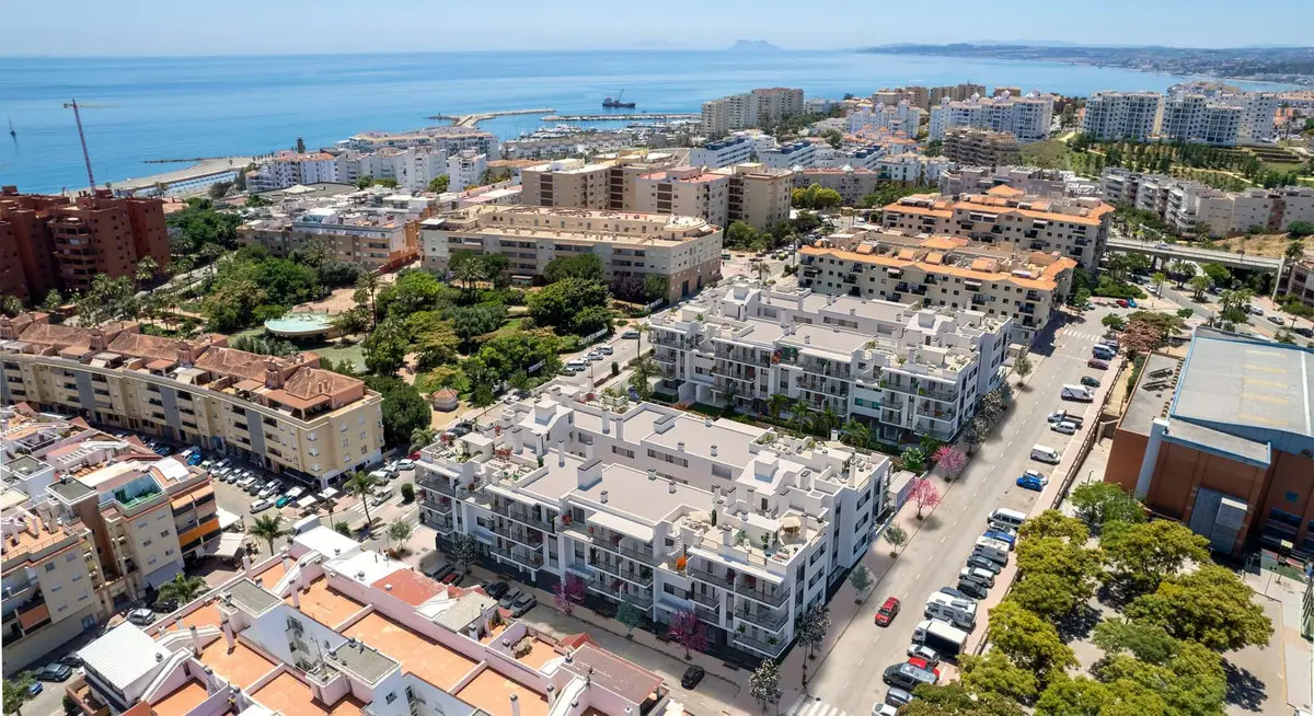 Middle Floor Apartment for sale in Estepona — photo 1