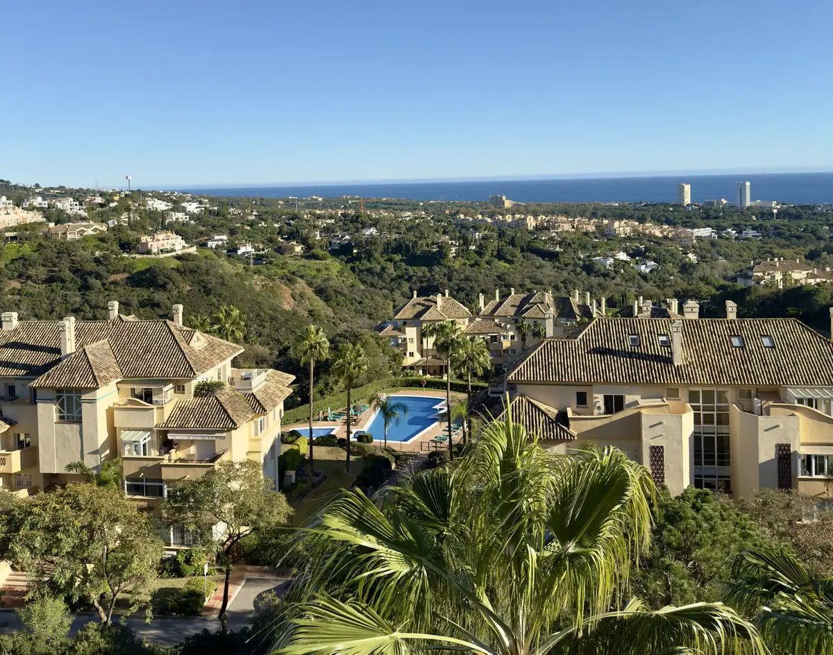 Middle Floor Apartment for sale in Elviria — photo 1