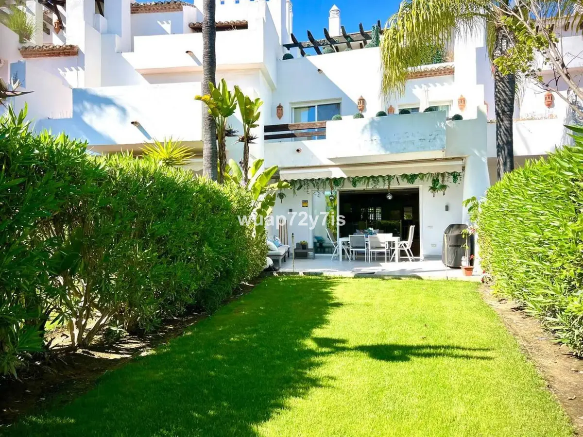 Townhouse for sale in Estepona — photo 1