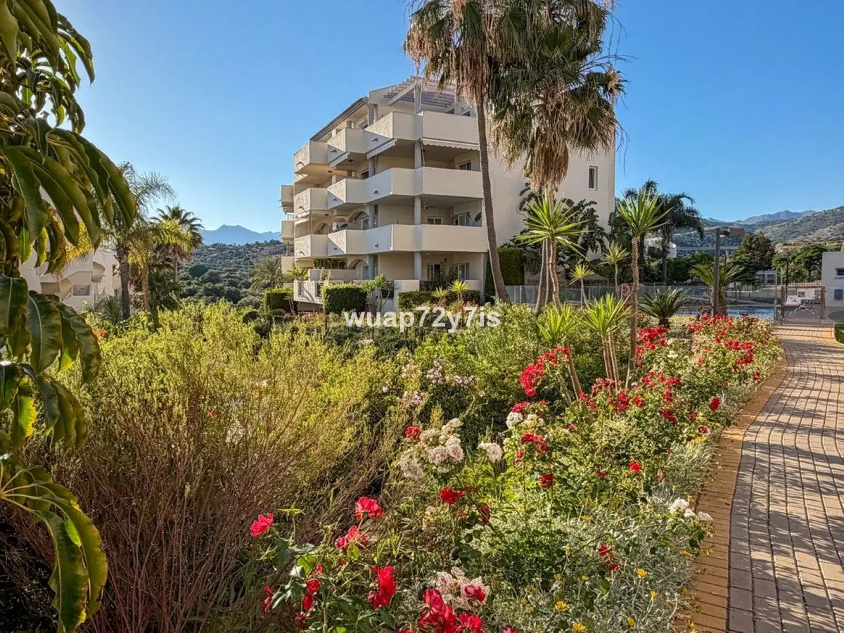 Middle Floor Apartment for sale in Elviria — photo 1