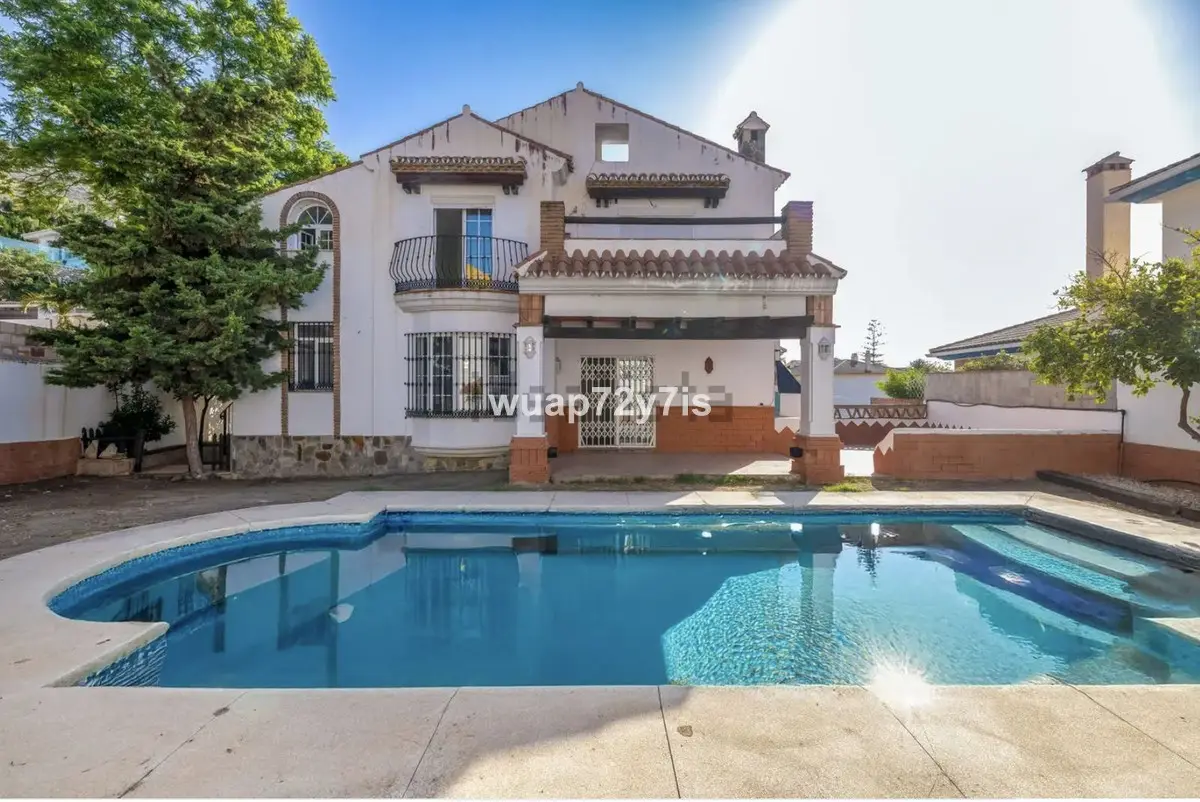 Frittstående villa til salgs i Benalmadena — bilde 1