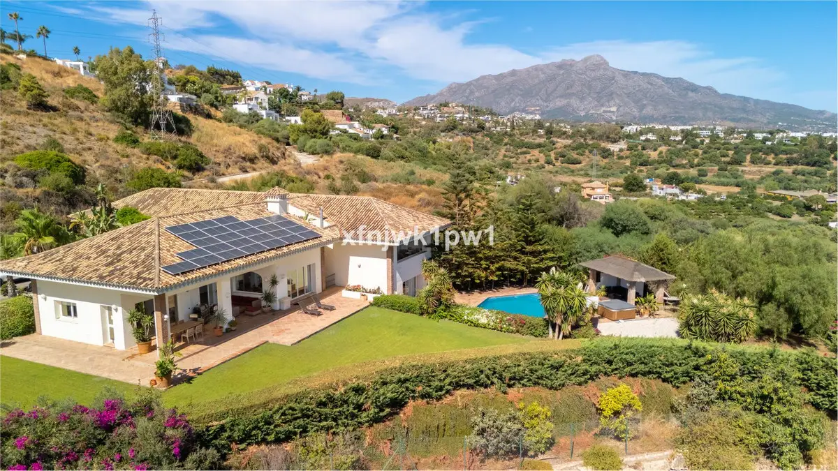 Detached Villa for sale in Benahavís — photo 1