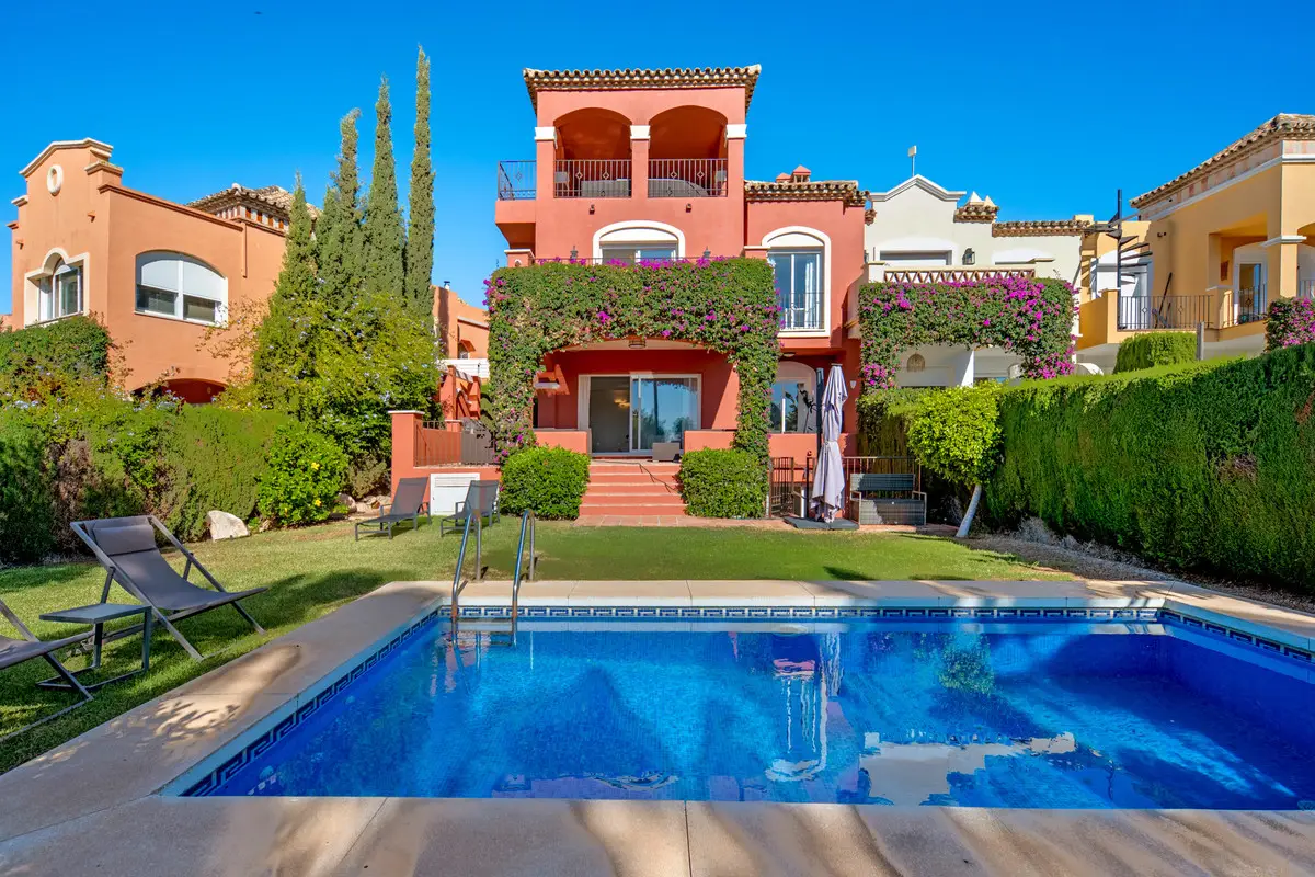 Townhouse for sale in Nueva Andalucía — photo 1