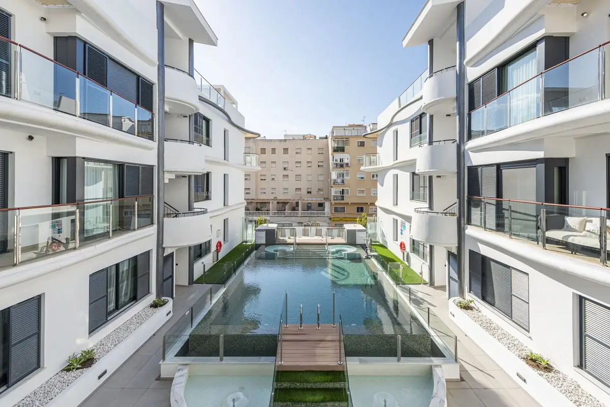 Middle Floor Apartment for sale in Estepona — photo 1