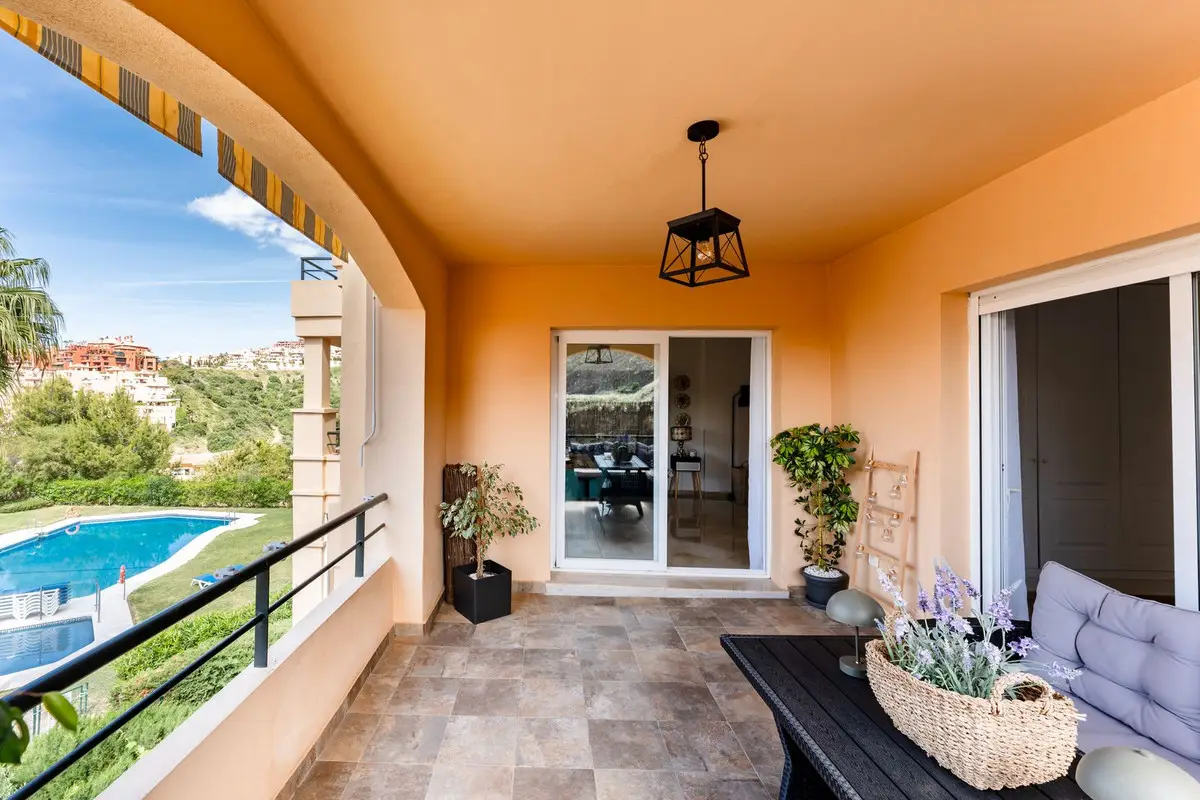 Middle Floor Apartment for sale in Calahonda — photo 1