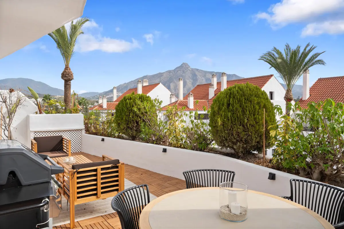Middle Floor Apartment for sale in Nueva Andalucía — photo 1