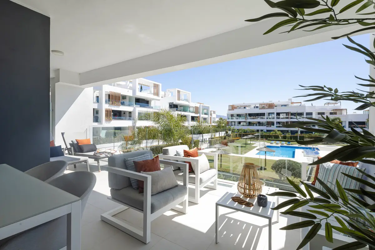 Middle Floor Apartment for sale in Estepona — photo 1