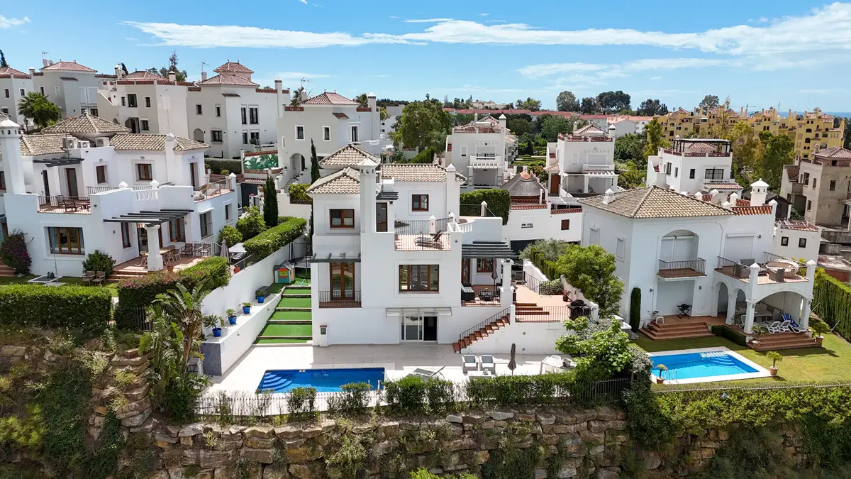Detached Villa for sale in Estepona — photo 1