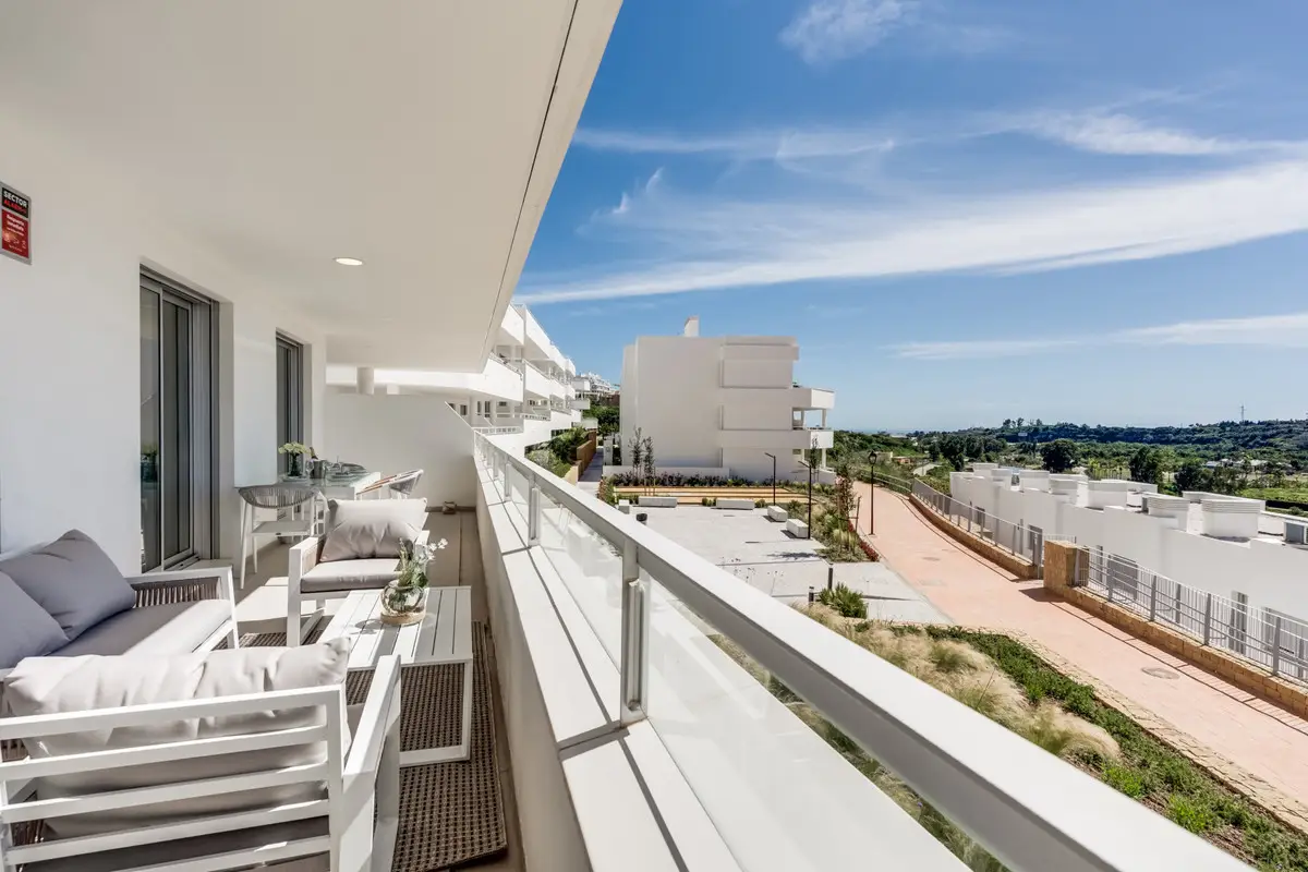 Middle Floor Apartment for sale in Estepona — photo 1