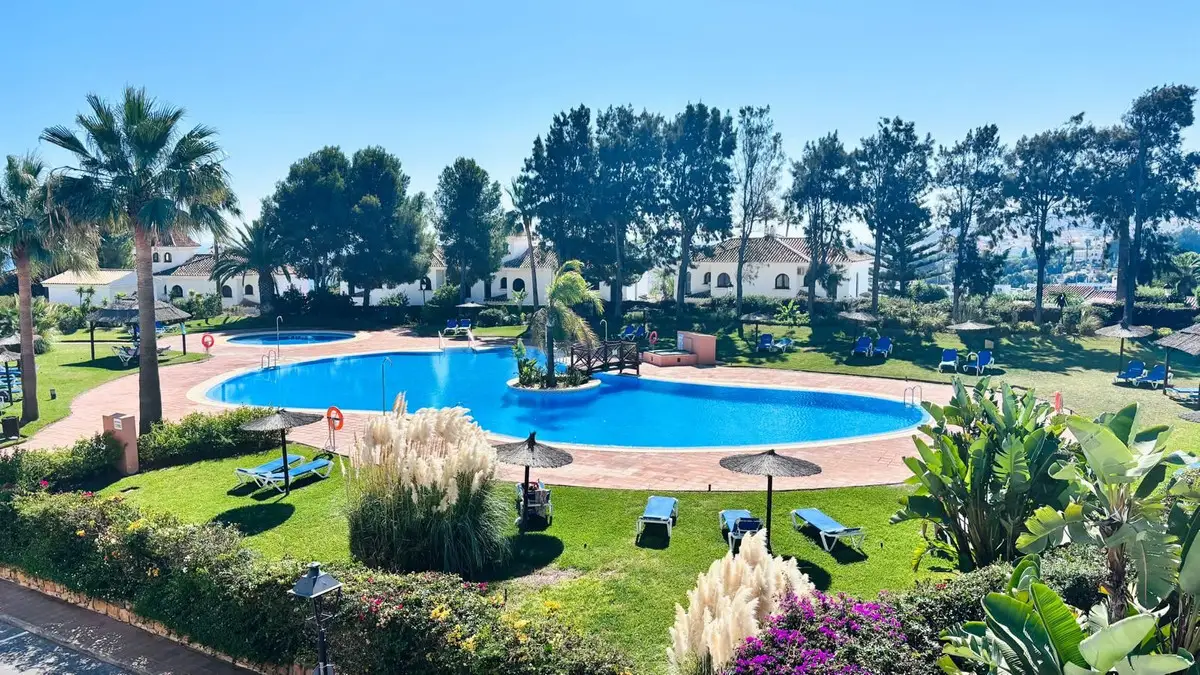 Middle Floor Apartment for sale in La Duquesa — photo 1