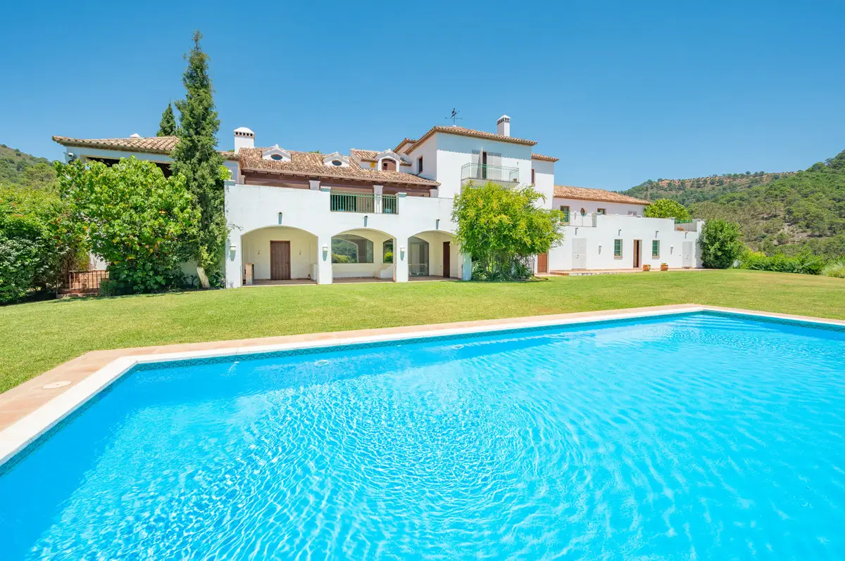 Detached Villa for sale in Estepona — photo 1