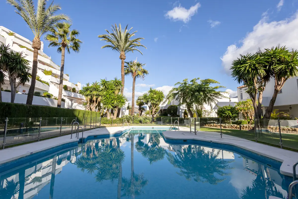 Middle Floor Apartment for sale in Nueva Andalucía — photo 1